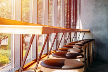 iç kafe. Tabureler standı büyük pencere yakınındaki satırda
