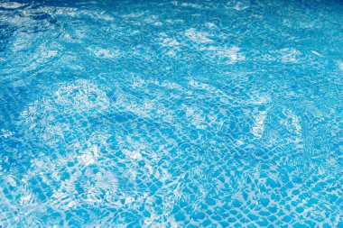 Mavi havuz portre su yüzeyine yanıp sönen
