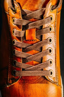 kahverengi deri adamın bağcıklı çizme yakın çekim