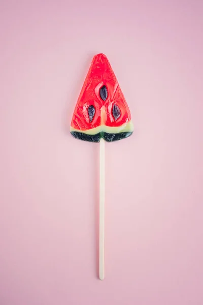 Caramelo en forma de sandía sobre fondo rosa, planas, concepto mínimo —  Fotos de Stock