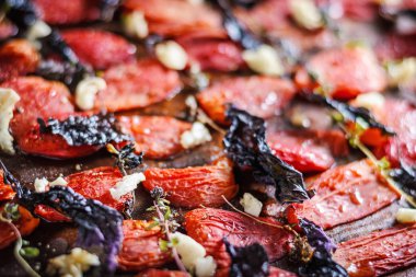 Sac pişirme üzerinde baharatlar ile kurutulmuş domates