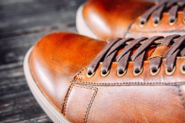 Erkek kahverengi deri ayakkabı çifti kapatın. Lacing üzerinde ayakkabı