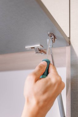 Adam tornavida ile yeni mobilya montaj