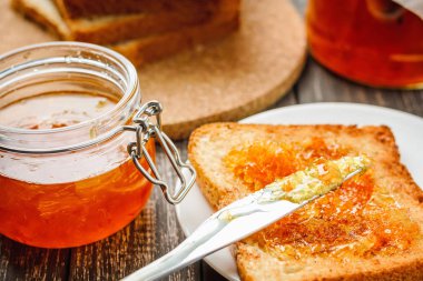 Bir tablo üzerinde ev yapımı portakal reçelli ekmek yakın çekim
