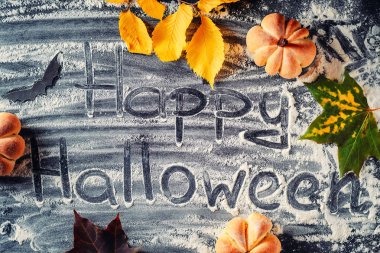 Cadılar Bayramın kutlu olsun yazıt buğday un arka plan üzerinde 