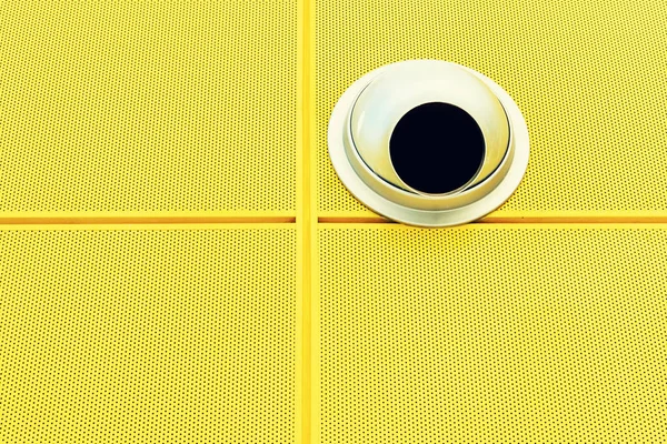Sarı duvar, duvar üstüne en az tasarım öğeleri — Stok fotoğraf