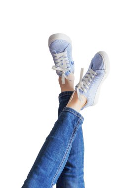 Kadın bacaklar beyaz arka planda izole mavi jeans
