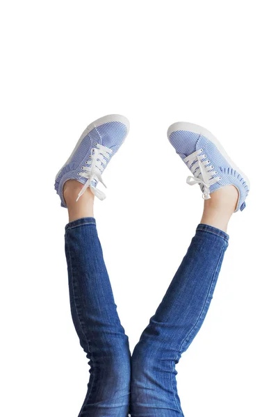Женщина ноги в синих джинсах на белом фоне изолированы — стоковое фото