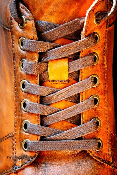 Крупный план мужской коричневой кожаной обуви. Шнуровка на обуви — стоковое фото
