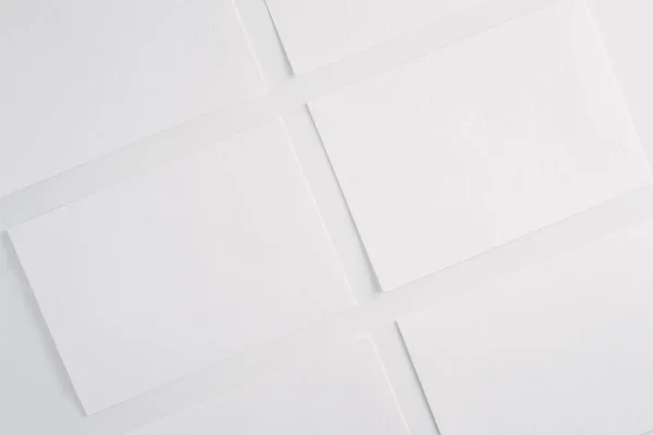 Papel branco folhas vazias cartões em um fundo branco. Mockup para design — Fotografia de Stock