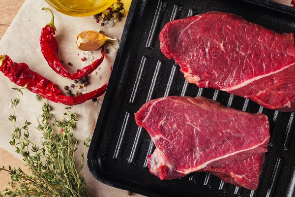 Vers Rauw Vlees Segmenten Koekenpan Close Bovenaanzicht Rundvlees Steak Klaar — Stockfoto