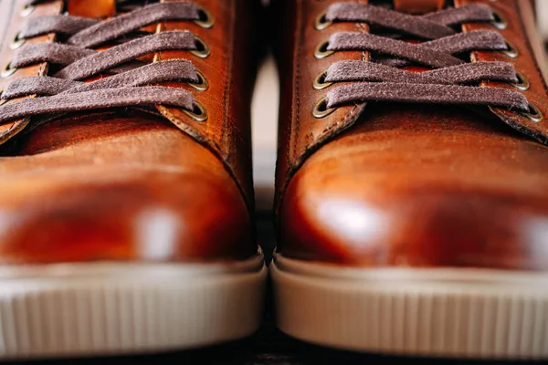 Hombre zapatos de cuero marrón con cordones, de cerca — Foto de Stock