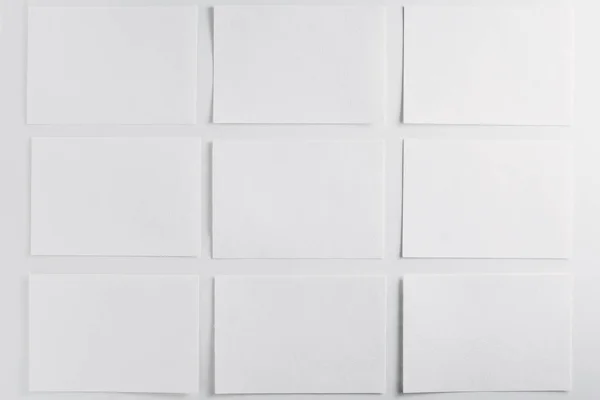 Papel blanco hojas vacías tarjetas sobre un fondo blanco. Burla para el diseño — Foto de Stock