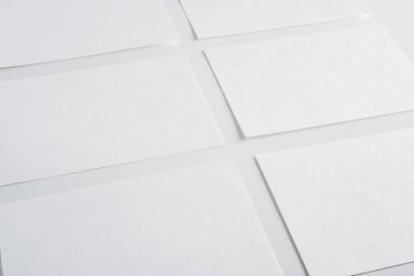 Beyaz bir arka plan üzerinde beyaz kağıt boş çarşafları kartları. Mockup tasarım için