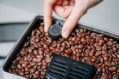 Kahve çekirdekleri bir kahve makinesi değirmeni taşlama