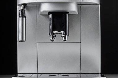 Modern kahve makinesi siyah arka plan, yakın çekim