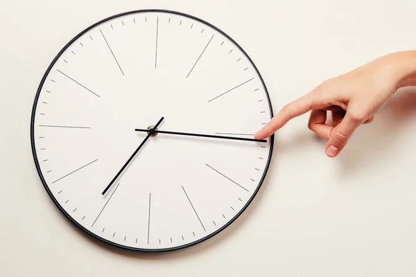 Femme main arrêter le temps sur une horloge ronde, gestion du temps et concept de délai — Photo
