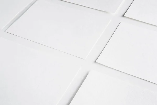 Papier blanc feuilles vides cartes sur un fond blanc. Maquette pour le design — Photo