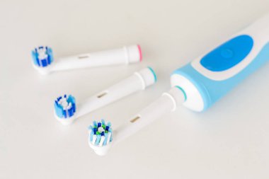 Elektrikli diş fırçası ve yedek fırça uçları beyaz bir arka plan üzerinde Kapat