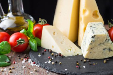 Peynir, domates ve fesleğen ahşap bir masa üzerinde farklı tür. Vejetaryen yiyecekler