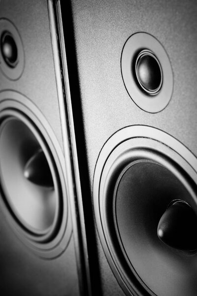 Два аудио динамика на темном фоне, закрыть
