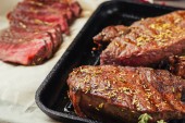 Grillezett marhahús steak a serpenyőben, felülnézet. Rántott hús darabokat közelről