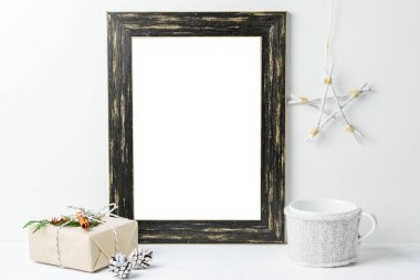 Boş beyaz çerçeve kadar sahte. Siyah ahşap çerçeve mockup beyaz bir arka plan üzerinde Noel süslemeleri ile