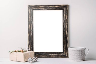 Boş beyaz çerçeve kadar sahte. Siyah ahşap çerçeve mockup beyaz bir arka plan üzerinde Noel süslemeleri ile