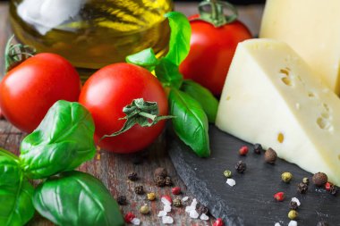 Doğru beslenme için malzemeler. Sebze ve zeytinyağı ahşap arka plan üzerinde Kapat