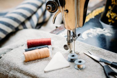 Eski vintage el dikiş makinesi, dikiş araçları ve aksesuarları kapat