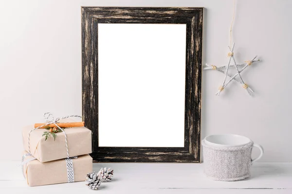 El marco blanco vacío se burla. Marco de madera negro maqueta con decoraciones de Navidad sobre un fondo blanco — Foto de Stock