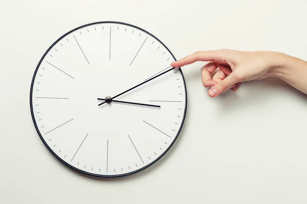 Femme main arrêter le temps sur une horloge ronde, gestion du temps et concept de délai — Photo