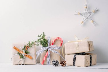 Noel hediye kutuları ve süslemeleri Beyaz ahşap bir masa üzerinde arka plan