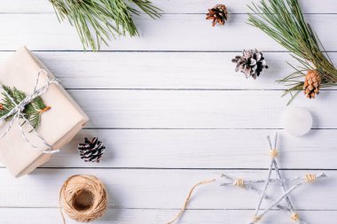 Noel hediye kutuları ve süslemeleri Beyaz ahşap bir masa üzerinde arka plan