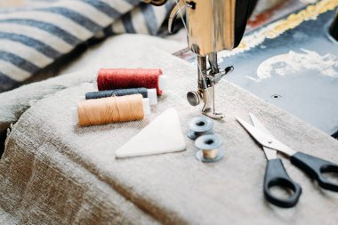 Eski vintage el dikiş makinesi, dikiş araçları ve aksesuarları kapat