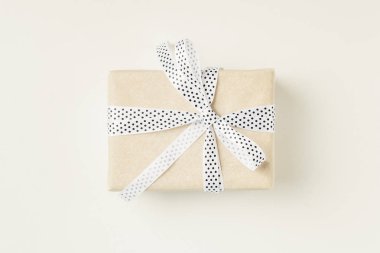 Hediye kutusu beyaz bir arka plan üzerinde şerit yay ile sarılmış