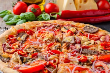 Meksika baharatlı pizza ve malzemelerin üzerine ahşap bir masa. Geleneksel İtalyan mutfağı. Parti gıda