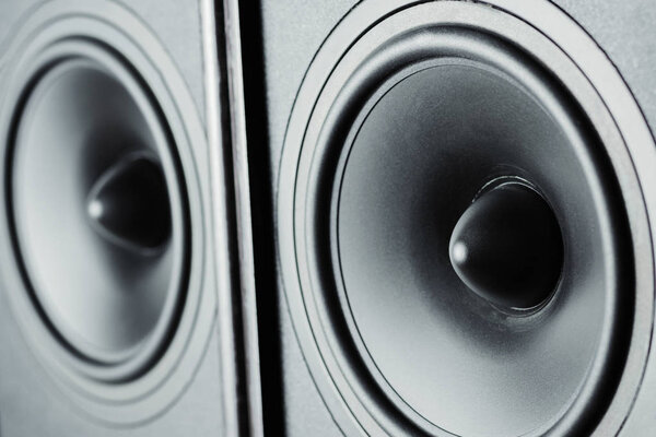 Два аудио динамика на темном фоне, закрыть
