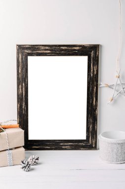Boş beyaz çerçeve kadar sahte. Siyah ahşap çerçeve mockup beyaz bir arka plan üzerinde Noel süslemeleri ile