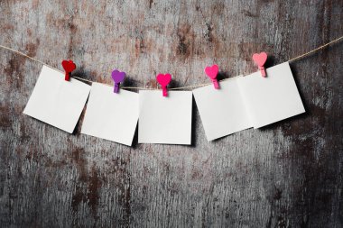 boş kart clothesline üzerinde koyu ahşap arka plan asmak