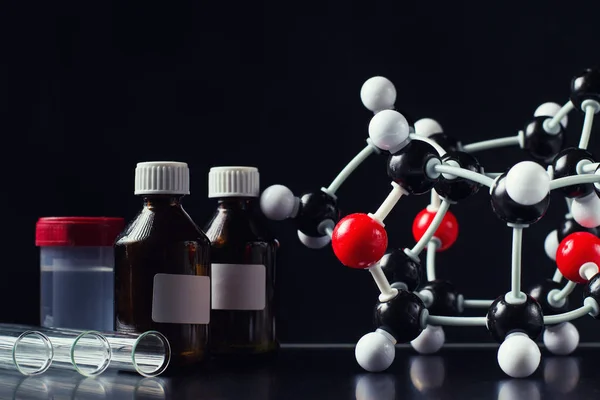 Molekularformel und Laborgeräte auf dunklem Hintergrund in Nahaufnahme. Wissenschaft organische Chemie Konzept — Stockfoto