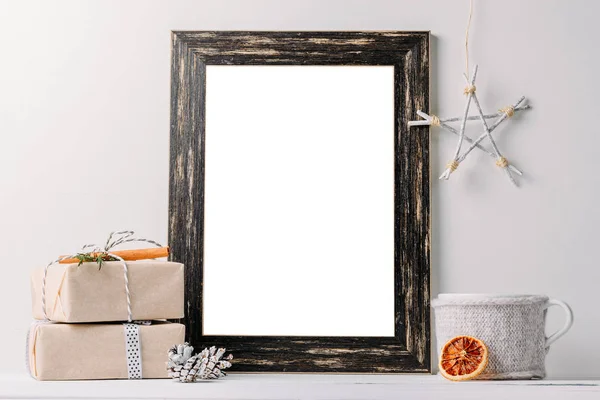 Boş beyaz çerçeve kadar sahte. Siyah ahşap çerçeve mockup beyaz bir arka plan üzerinde Noel süslemeleri ile