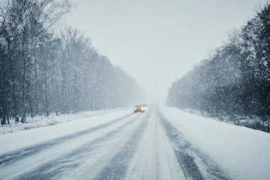 Fırtına trafik ile kış yolda arabaya. Kışın sürüş tehlike. İlk kişi görünümü