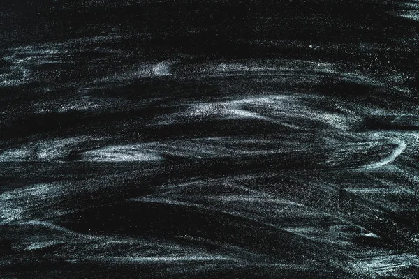 Konsistens av vitt mjöl på en svart bakgrund — Stockfoto