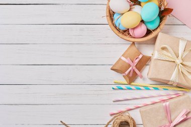 Paskalya yumurta, hediye kutuları ve süslemeleri kopya alanı beyaz, en iyi görünümüyle arka plan