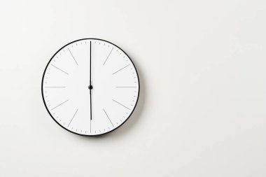Kopya alanı ile beyaz bir arka plan üzerinde klasik yuvarlak duvar saati