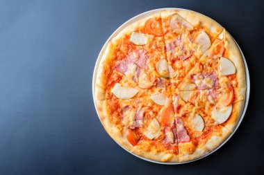 İtalyan pizza kopya alanı, üstten görünüm ile karanlık bir arka plan üzerinde