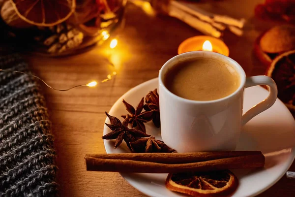 Tasse Kaffee in festlicher Dekoration mit Lichtergirlanden — Stockfoto