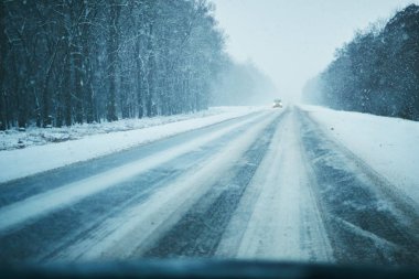 Fırtına trafik ile bir kış yolda arabaya. Kışın sürüş tehlike. İlk kişi görünümü