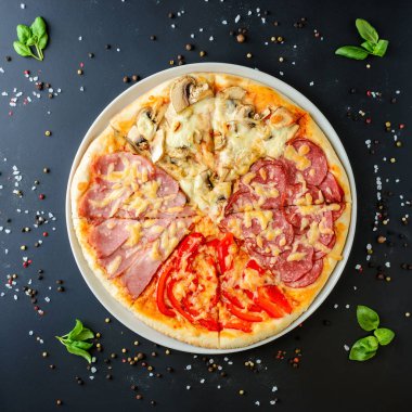 İtalyan pizza üzerinde karanlık bir arka plan, üstten görünüm